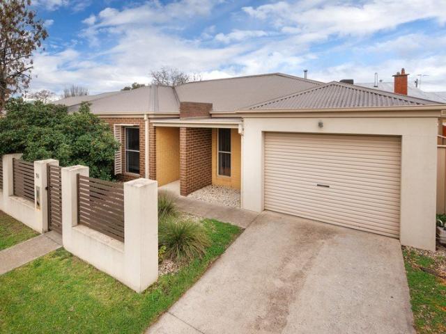 Townhouse for sale in Wodonga, Victoria