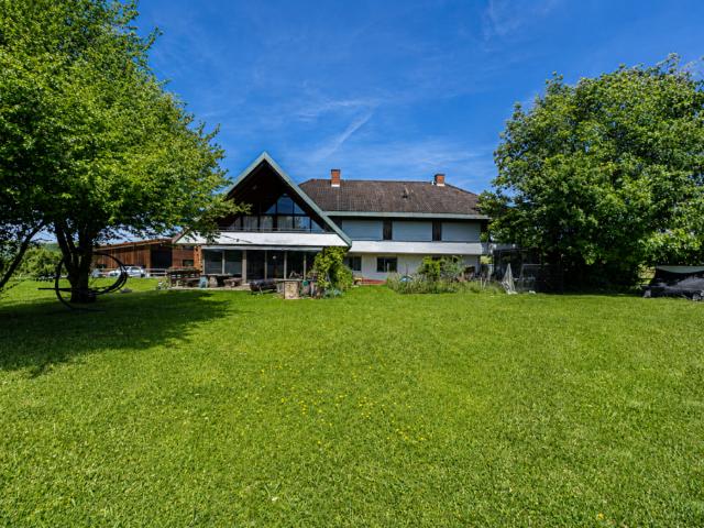 Mehrfamilienhaus kaufen in Oeschgen, Aargau