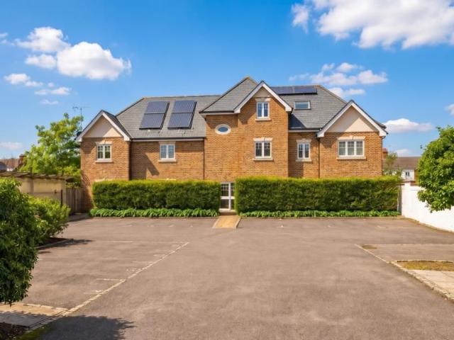 Apartment for rent in Horsell, Woking