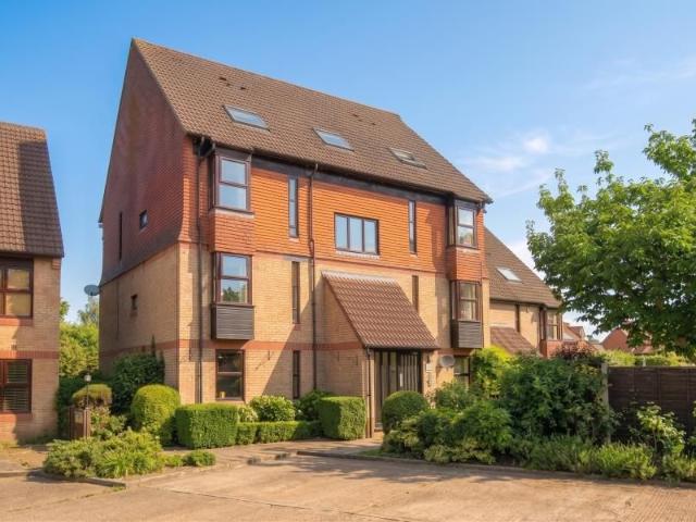 Studio for rent in Woking, Surrey