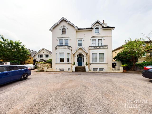 Apartment for rent in Blackhills, Surrey