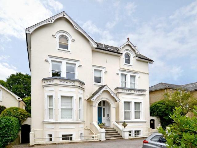 Apartment for rent in Blackhills, Surrey