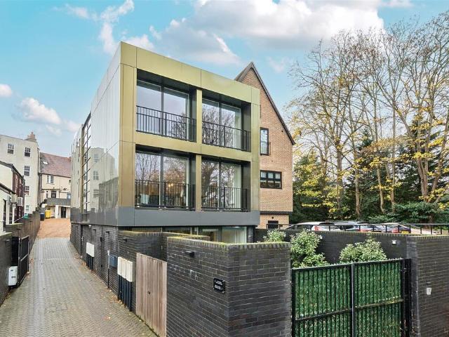 House for rent in Lower Green Esher, Blackhills