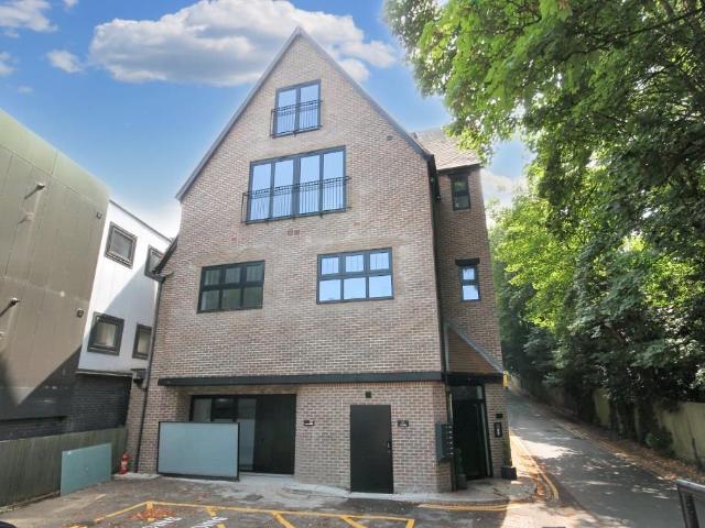 Apartment for rent in Blackhills, Surrey