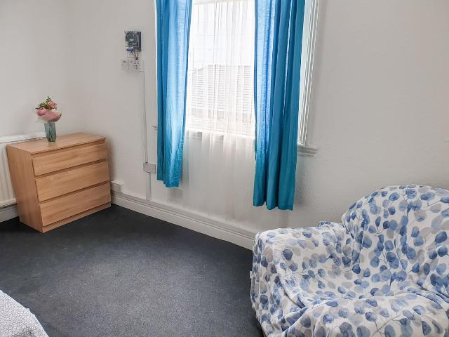 Room for rent in Dixons Green, West Midlands