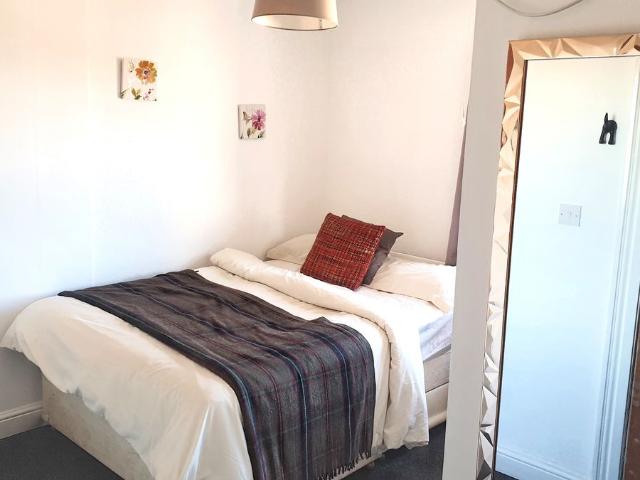 Room for rent in Dixons Green, West Midlands