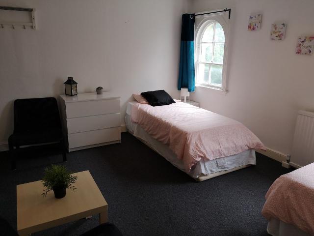 Room for rent in Dixons Green, West Midlands