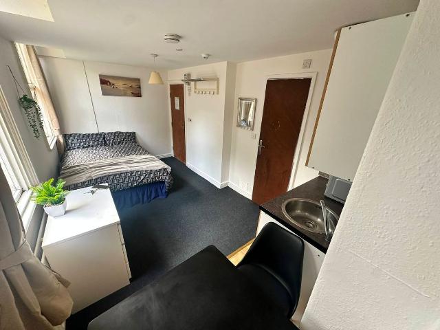 Room for rent in Dixons Green, West Midlands