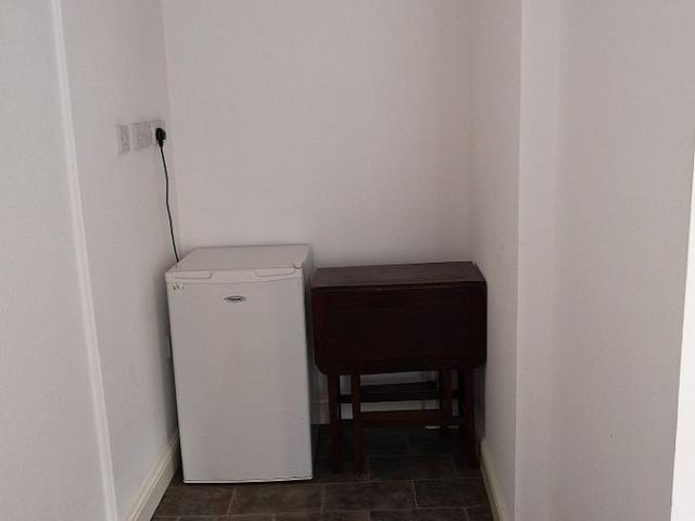 Room for rent in Dixons Green, West Midlands