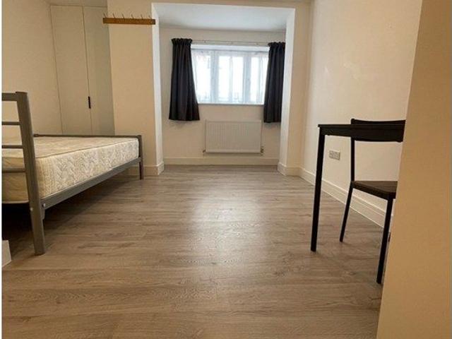 Studio for rent in Bowes, Bowes Park