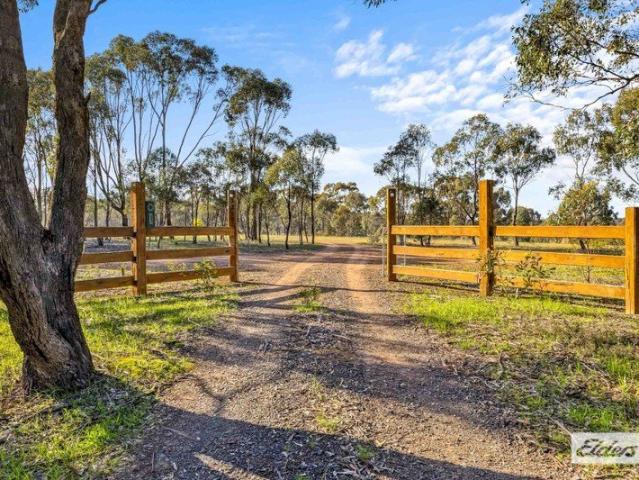 Cottage for sale in Navarre, Victoria