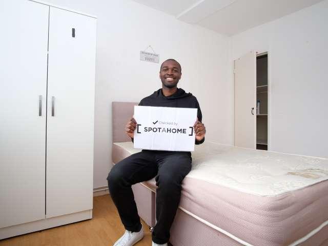 Room for rent in Ibsley Neighbourhood, Greater London