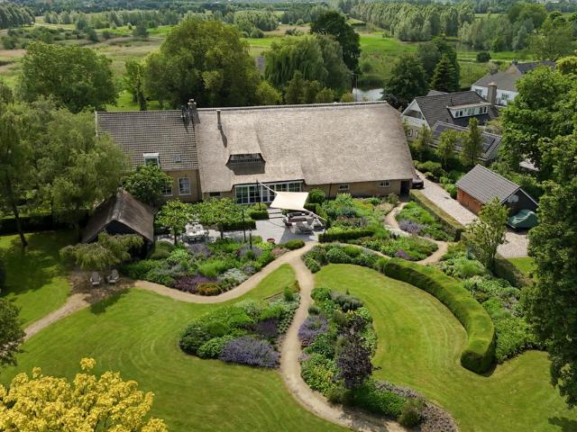Villa te koop in Hendrik-ido-ambacht, Dorp Villa te koop in Hendrik-ido-ambacht, Dorp