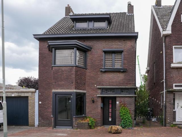 Tussenwoning te koop in Geleen, Limburg