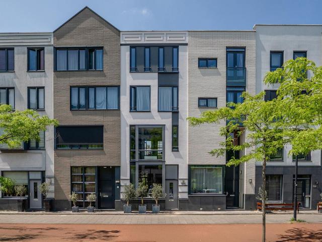 Herenhuis te koop in Barendrecht, Carnisselande