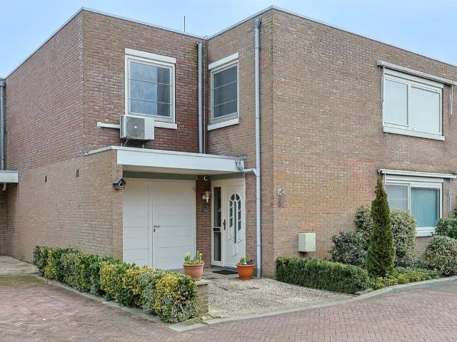 Villa te koop in Zegersloot, Alphen Aan Den Rijn
