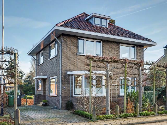 Tussenwoning te koop in Strijen, Zuid Holland