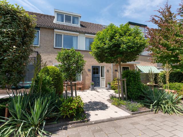 Eengezinswoning te koop in Roelofarendsveen