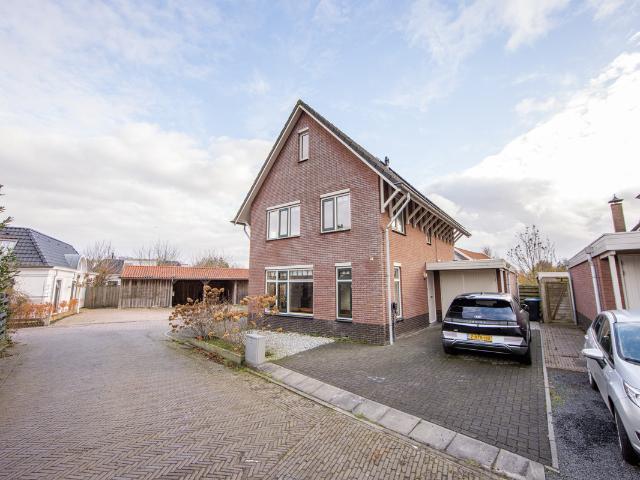 Tussenwoning te koop in Makkum, Friesland