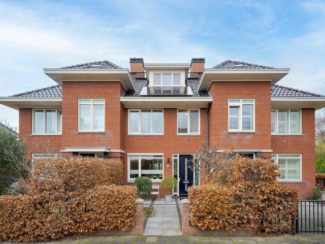 Tussenwoning te koop in Voorschoten, Zuid Holland