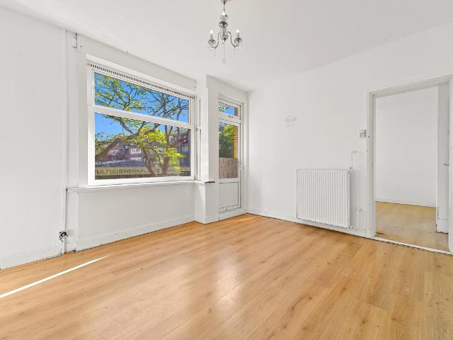 Bovenwoning te koop in Charlois, Rotterdam