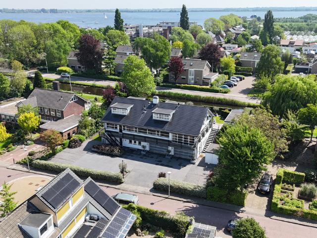 Villa te koop in Roelofarendsveen