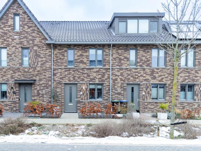 Eengezinswoning te koop in Roelofarendsveen, Zuid Holland