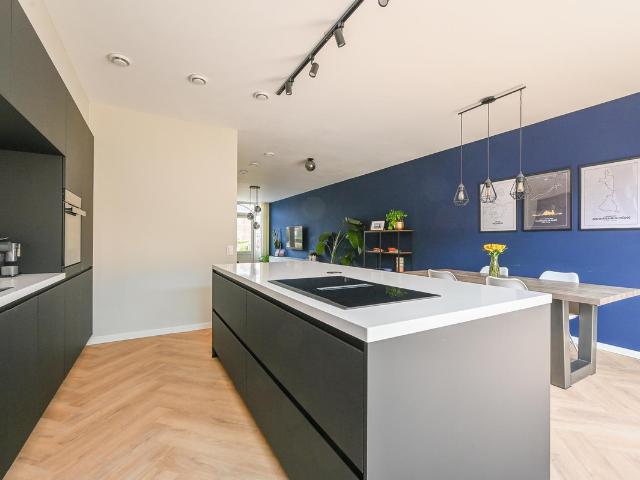 Tussenwoning te koop in Loosduinen, Den Haag