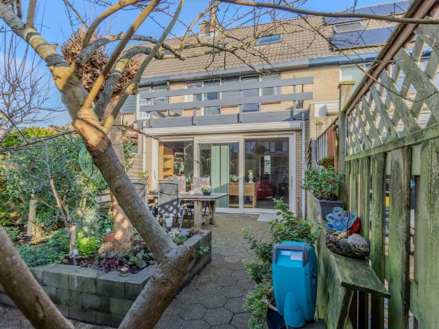 Tussenwoning te koop in Meerewijck, Leimuiden