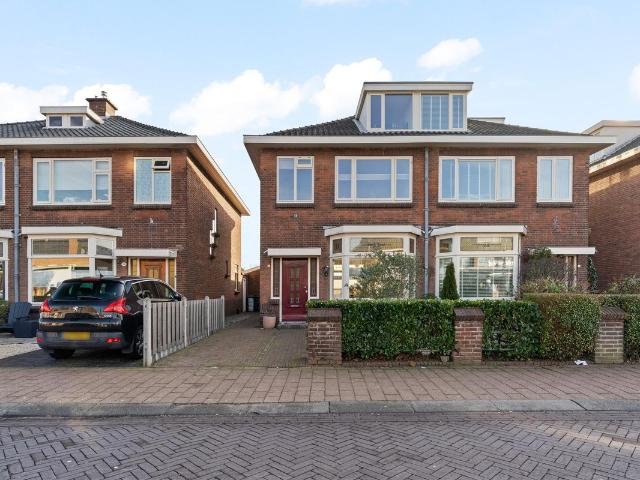 Tussenwoning te koop in Voorhout, Zuid Holland