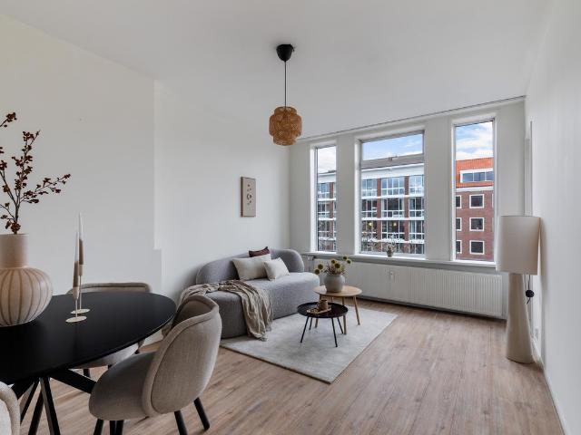 Bovenwoning te koop in Rubroek, Rotterdam