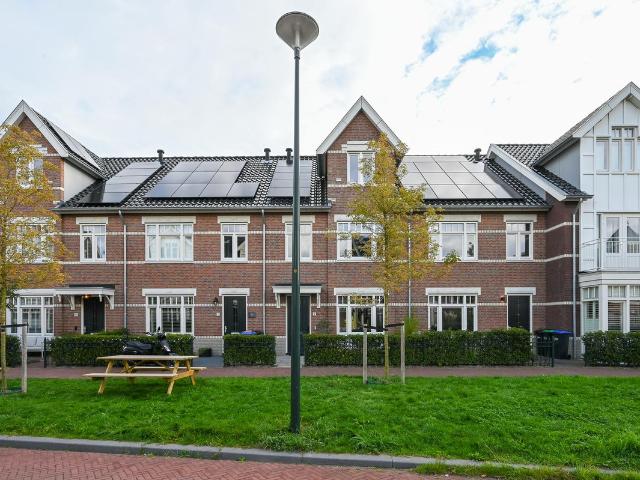 Tussenwoning te koop in Loosduinen, Den Haag