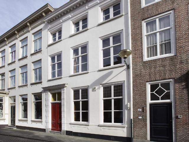 Tussenwoning te koop in Bergen op Zoom, Bergen Op Zoom