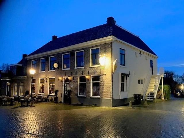 Tussenwoning te koop in Easterlittens, Friesland