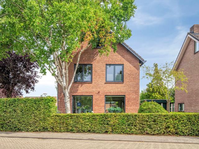 Eengezinswoning te koop in Dinteloord