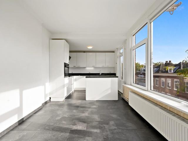 Bovenwoning te koop in Charlois, Rotterdam