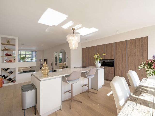 Tussenwoning te koop in Duivendrecht, Noord Holland