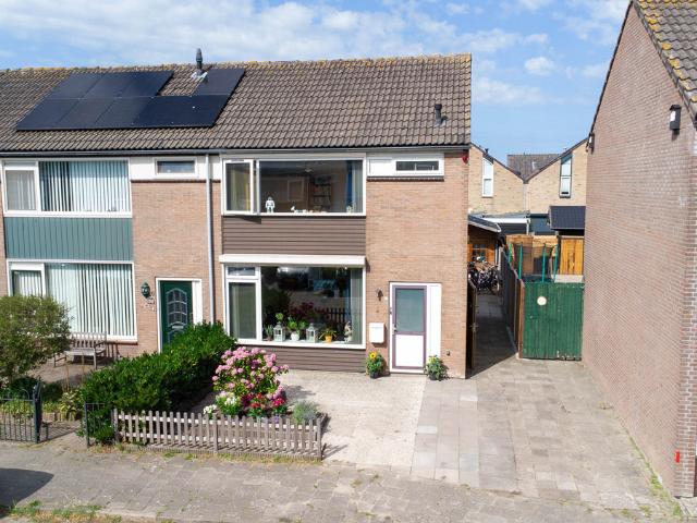 Eengezinswoning te koop in Hellevoetsluis, Vogelbuurt