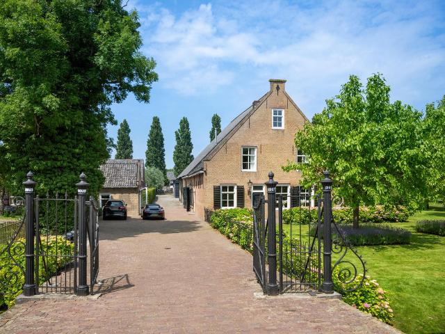 Woonboerderij te koop in Ridderkerk