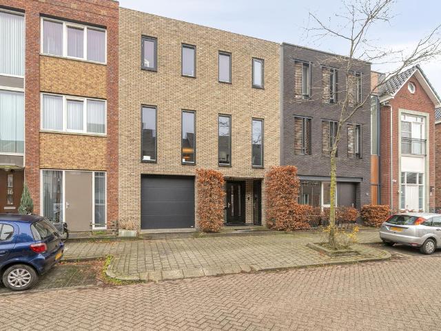 Woonboerderij te koop in Krimpen Aan Den Ijssel, Zuid Holland