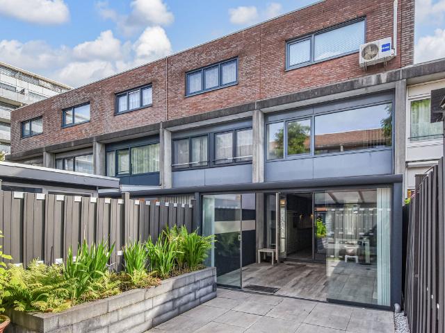 Eengezinswoning te koop in 's-gravenhage, Groente- en Fruitmarkt