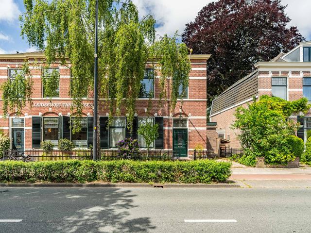 Tussenwoning te koop in Voorschoten, Zuid Holland