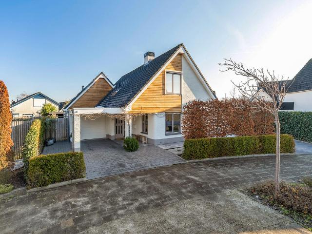 Herenhuis te koop in Hellevoetsluis, Salem