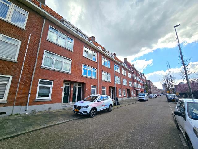 Bovenwoning te koop in Charlois, Rotterdam