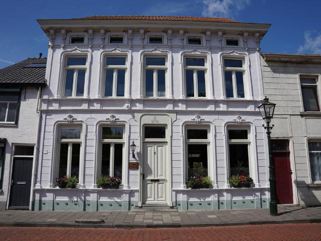 Herenhuis te koop in Ijzendijke