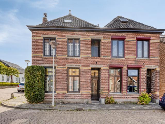 Tussenwoning te koop in Steenbergen, Noord Brabant