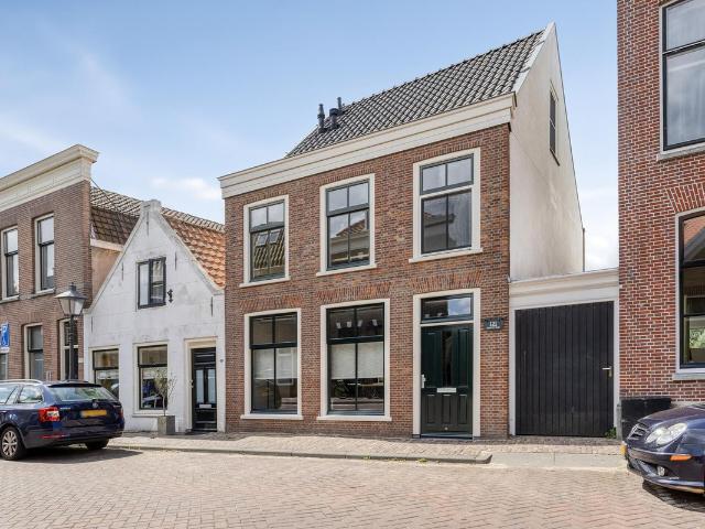 Tussenwoning te koop in Overschie, Rotterdam