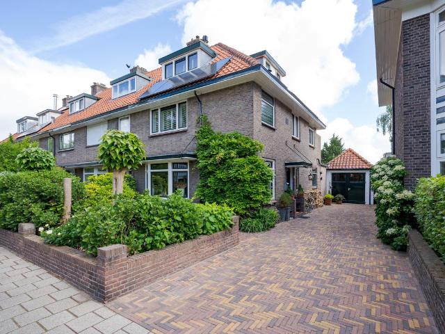 Woonboerderij te koop in Voorschoten, Bloemenwijk
