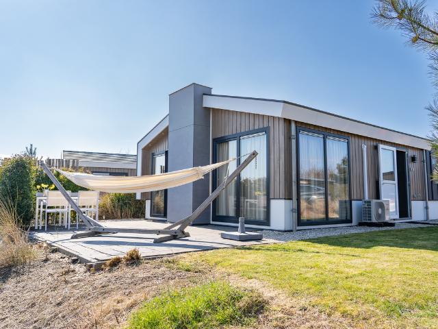 Bungalow te koop in Hellevoetsluis, Zuid Holland