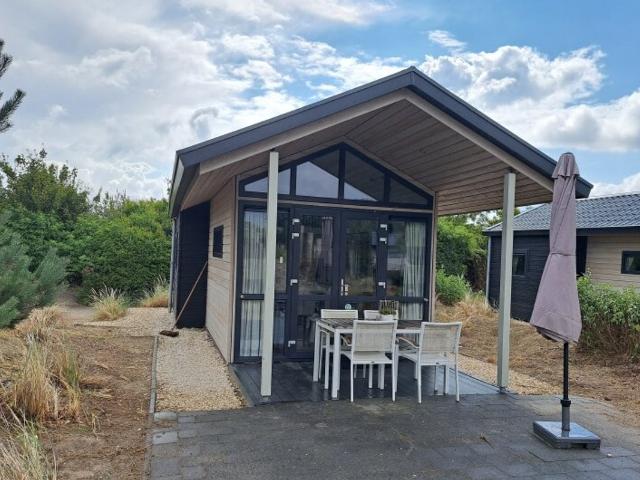 Bungalow te koop in Hellevoetsluis, Zuid Holland